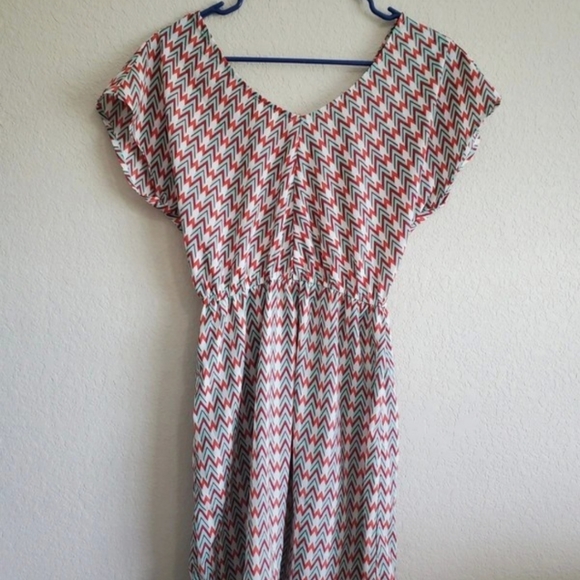 Short-sleeve Zig Zag Pattern Dress - Picture 5 of 6